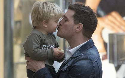 Con trai 3 tuổi của Michael Bublé bị ung thư gan và phải hóa trị suốt 4 tháng