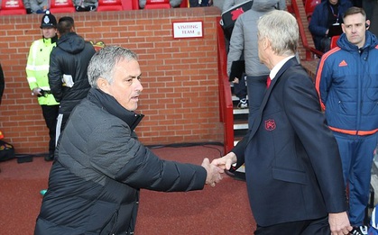 Mourinho và Wenger bắt tay mà chẳng thèm nhìn nhau lấy "nửa con mắt"