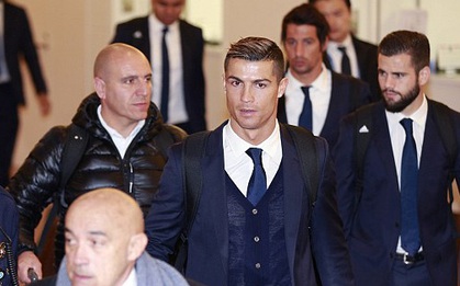 Dàn trai đẹp của Real Madrid đổ bộ Nhật Bản, Ronaldo "bỏ" Gala Quả bóng vàng