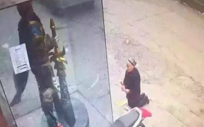 Cụ bà dập đầu quỳ lạy trước hàng net vì tưởng bức tượng nhân vật game ở cửa là... Quan Công