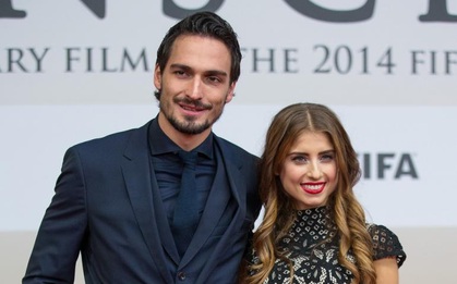 Đi lễ hội bia, bà xã siêu mẫu của "trai đẹp" Mats Hummels bị... nôn vào người