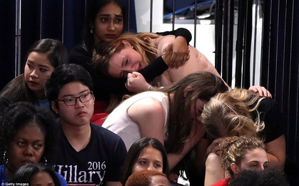 Chùm ảnh: Những người ủng hộ bà Hillary Clinton bật khóc tuyệt vọng, fan Trump reo hò ăn mừng chiến thắng