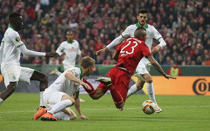 Pha ăn vạ xứng đáng ghi vào sách giáo khoa của Arturo Vidal