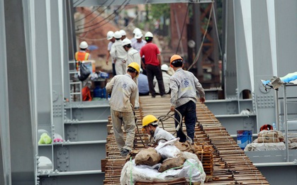 Cầu Ghềnh sắp nối nhịp đôi bờ, đường sắt Bắc Nam chuẩn bị thông tuyến