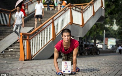 Nghẹn lòng câu chuyện người cha tật nguyền, lang thang khắp Trung Quốc tìm con trai bị bắt cóc