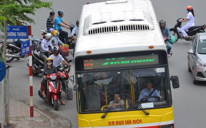 Clip: Đường càng đông thì lại càng hãi hùng xe bus lạng lách, vượt ẩu!
