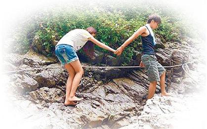 Tình yêu son sắt của chàng trai dùng thân mình che chắn cho người yêu khi nhà sập khiến bao người nghẹn ngào