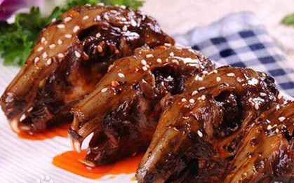 Trung Quốc: Gặm đầu thỏ ướp cay - Thú vui ẩm thực khiến nhiều người phải rùng mình