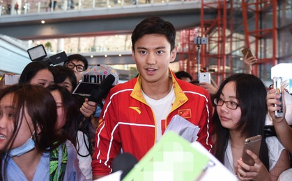 Thảm bại ở Olympic, "mỹ nam" Ning Zetao vẫn được rừng fan nữ chào đón như người hùng!