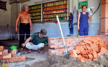 Chuyện lạ Sài Gòn: Mùa mưa về, rủ nhau xây "thành lũy" chắn trước nhà để... chống ngập