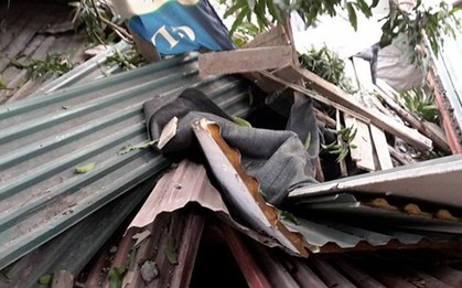 Hà Nội: Mảng bê tông lớn đè vào dãy 3 ngôi nhà, nhiều người thoát chết