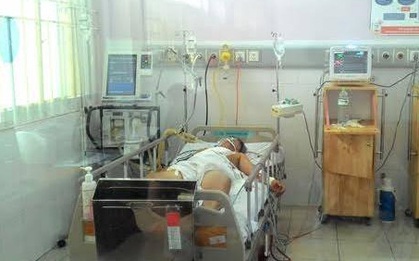 Chồng tự đâm 2 nhát dao vào tim vì giận vợ