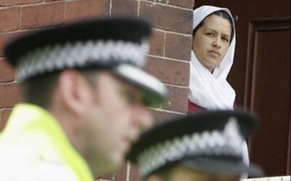 Pháp cấm phụ nữ Hồi giáo mặc burkini tắm biển, Scotland lại khuyến khích phụ nữ mặc trang phục Hồi giáo đi làm