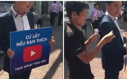 Xôn xao clip nam thanh niên treo tiền trên người, cầm biển "cứ lấy nếu bạn thích"