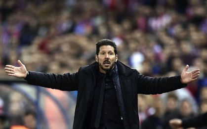 HLV Diego Simeone nhận thẻ đỏ vì diễn chiêu "bẩn" đến khó tin