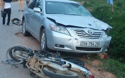 Lạng Sơn: Toyota Camry đâm 2 xe máy, 2 "phượt thủ" tử vong