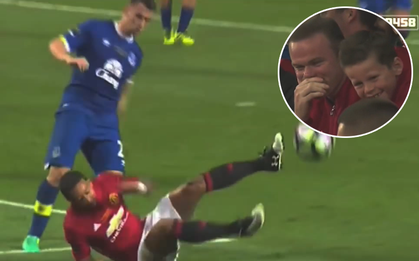 Memphis Depay ngã dập mông khiến bố con Rooney cười vỡ bụng
