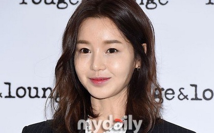 Nam Gyu Ri bị chê giống "búp bê ma" vì đeo kính giãn tròng quá to