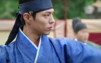 Thế tử Park Bo Gum đạp bay thái giám tung cả cửa trong teaser mới
