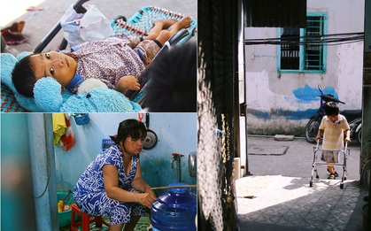 Cảnh sống "thiếu trước hụt sau" của hai anh em khuyết tật cùng mẹ lên Sài Gòn bán vé số mưu sinh