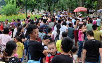 Hà Nội: Hàng ngàn người xếp hàng vào lăng viếng Bác, các điểm vui chơi chật kín người ngày 2/9