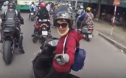 Cô gái chặn đầu mắng biker: "Chạy xe phải có lương tâm và có não"