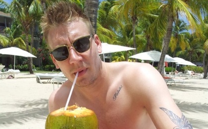 Lord Bendtner bị Wolfsburg tống cổ ra đường