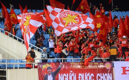 CĐV Việt Nam hát "Đường đến ngày vinh quang" tưởng nhớ nhạc sĩ Trần Lập
