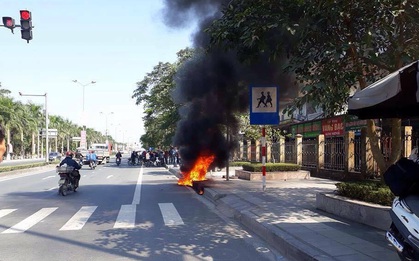 Xin CSGT không được, nam thanh niên châm lửa đốt luôn xe máy rồi bỏ đi