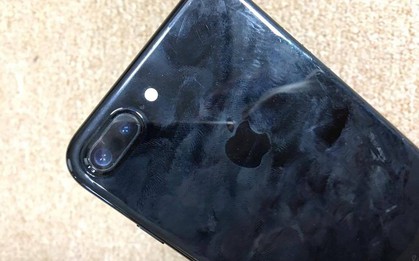 Chỉ 1 tấm ảnh này là đủ để khiến tôi không muốn mua iPhone 7 màu Jet Black nữa