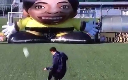 Khoe kỹ năng sút phạt, Messi đánh bại "thủ môn robot" khổng lồ