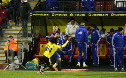 Diego Costa vung cùi chỏ kín, đấm ngực đối phương