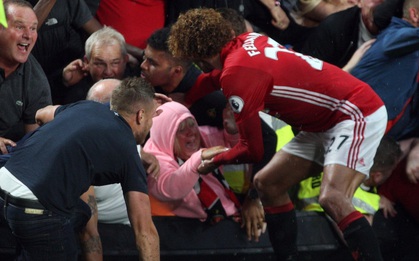 Hành động ấm áp tình người của Fellaini trong vụ CĐV Man Utd giẫm đạp ăn mừng bàn thắng của Rashford