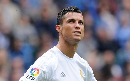 Chiếc phi cơ CR7 đã xuống hẳn mặt đất hay chỉ tạm hạ độ cao?
