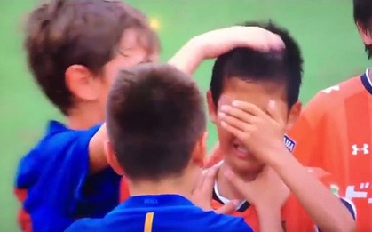 Thấy đối thủ khóc nhè vì thua trận, dàn cầu thủ nhí Barcelona đã có hành động khiến ai cũng phải cảm phục