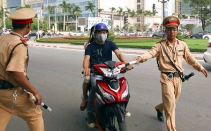 Ngày 15/2, CSGT có quyền kiểm tra giấy tờ người đang điều khiển phương tiện