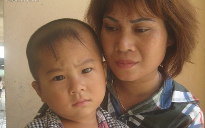 Người phụ nữ chấp nhận rửa chân cho người giàu kiếm tiền về quê cùng con trai sau 18 năm bị lừa bán