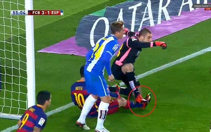 Thủ môn Espanyol có ý đồ giẫm gãy chân Messi