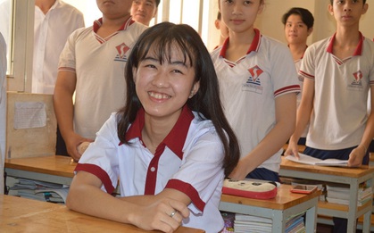 Nữ sinh bị cưa chân tự tin trong ngày đầu chuyển trường