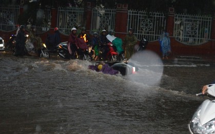 Mưa 30 phút, nước cuốn trôi hàng chục xe máy trên phố