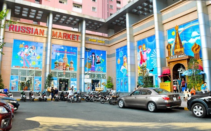 Săn lùng quần áo big size tại chợ Nga độc đáo giữa lòng Sài Gòn
