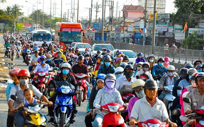 Người dân ùn ùn đổ về Sài Gòn sau kỳ nghỉ Tết dài ngày