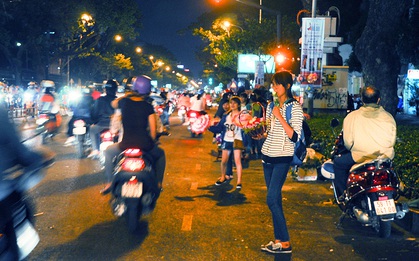 Hoa tươi vỉa hè 8/3 nào cũng ế, mà SV vẫn lao đi bán như "thiêu thân"