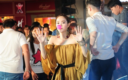 Minh Hằng vai trần sexy, nhiệt tình "quậy" cùng fan trong tiệc sinh nhật sớm