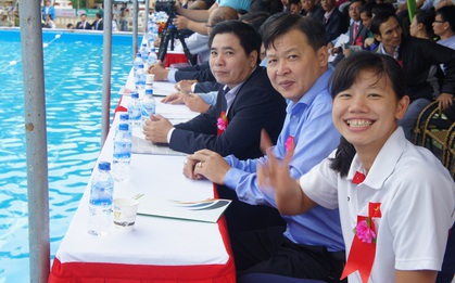 Thầy trò Ánh Viên giúp đỡ trẻ em miền Trung