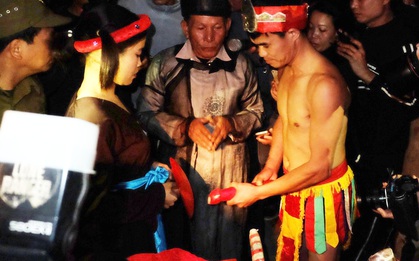 Ngượng đỏ mặt xem lễ hội "linh tinh tình phộc" lúc nửa đêm