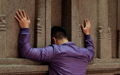 Úp mặt trò chuyện với tường đá trong ngôi đền Ấn giáo trăm năm tuổi ở Sài Gòn