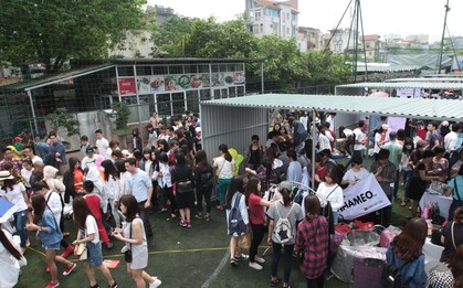 Cận cảnh Chợ phiên Container ở Hà Nội: Đông nghịt ngay từ buổi sáng đầu tiên!