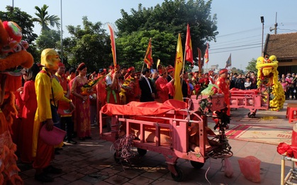 Bỏ tục chém lợn gây phản cảm giữa sân đình, hai “ông ỉn” được đưa đi “trảm” kín