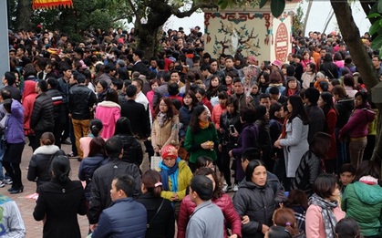 Hà Nội: Dòng người đông khủng khiếp đổ về Phủ Tây Hồ trong ngày đầu đi làm